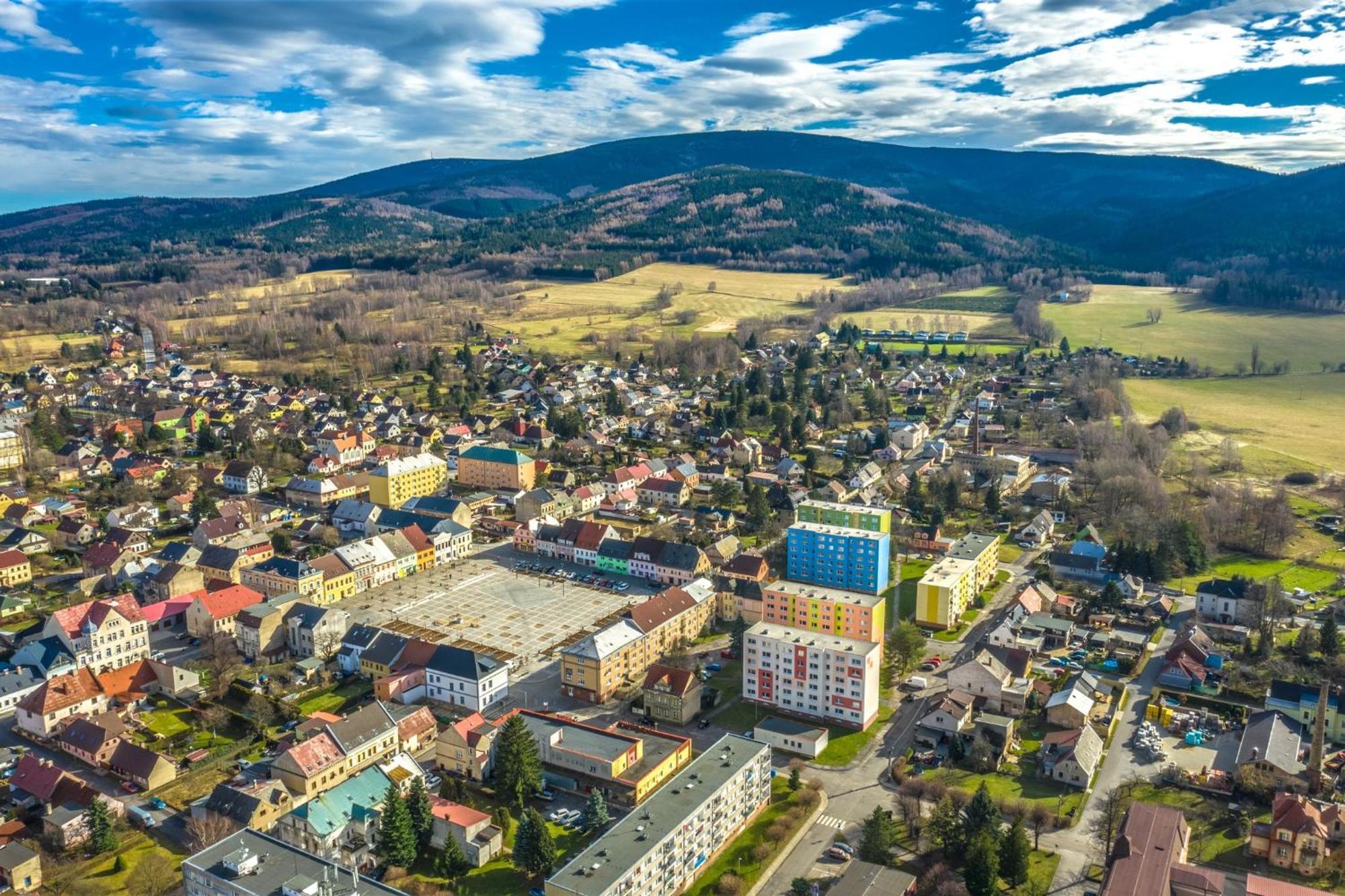 Ubytovani Na Namesti 斯姆尔克山麓新城 外观 照片